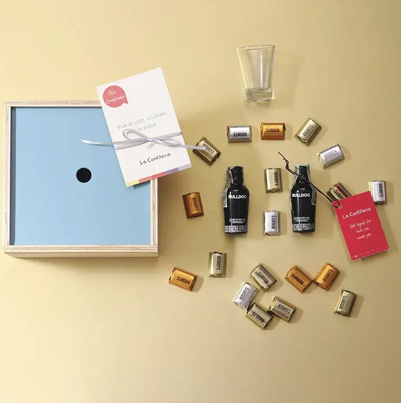 Shot Me with Bulldog and Chocolates para aniversario