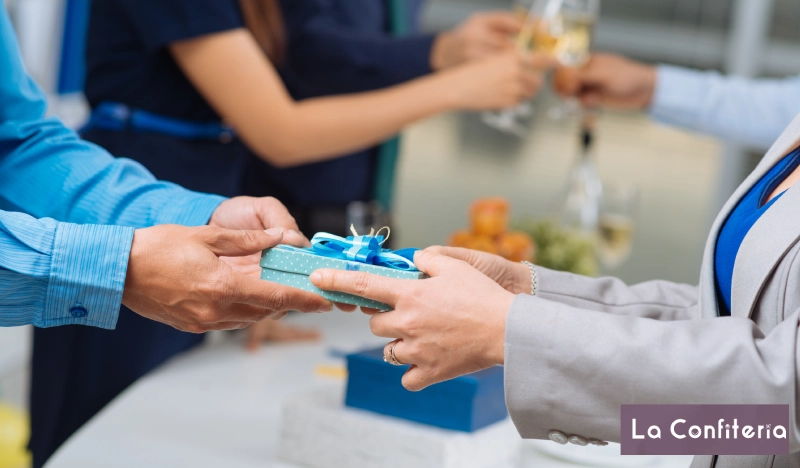 Regalos para jefes y compañeros de trabajo: ideas para reconocer su compromiso Regalos para jefes y compañeros de trabajo para reconocer el compromiso laboral