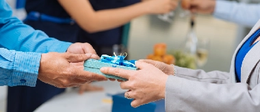 Regalos para jefes y compañeros de trabajo para reconocer el compromiso laboral
