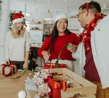 Familia armando anchetas navideñas
