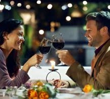 Pareja en una cita romántica brindando con vino