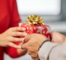 Persona recibiendo caja de regalo