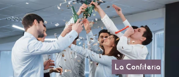 Trabajadores celebrando su aniversario empresarial