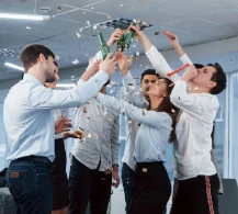 Trabajadores celebrando su aniversario empresarial