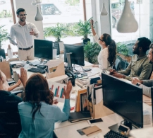 Equipo de trabajo en una oficina