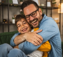 Padre abrazando a su hijo