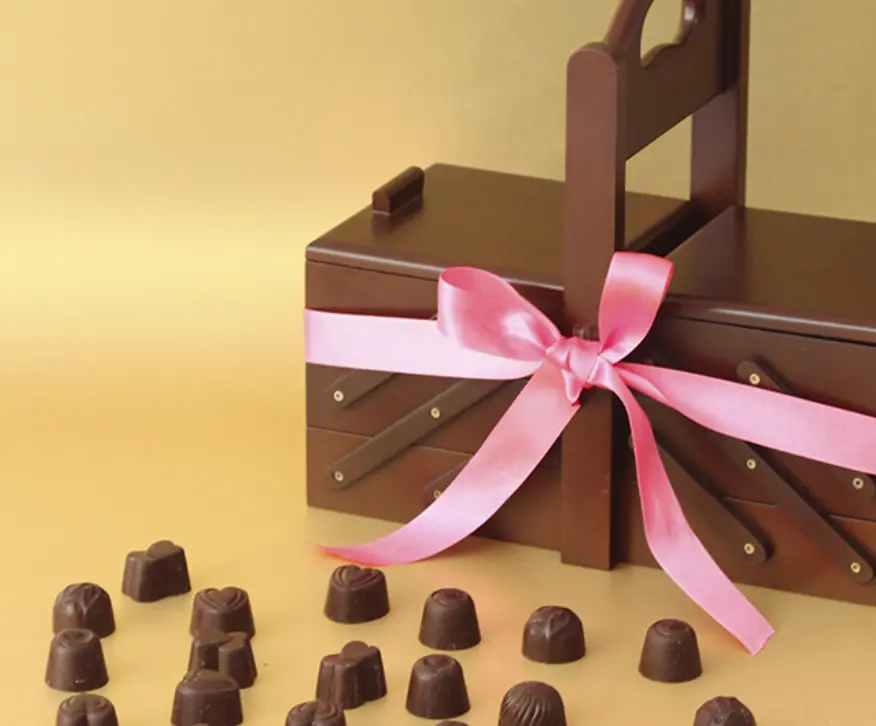 Caja de regalo con muchos chocolates