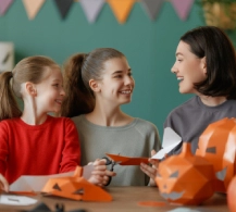 Niñas realizando calabazas de Halloween
