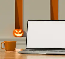 Computador portátil y decoración de Halloween para oficina