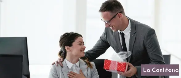 Hombre entregando regalo a compañera
