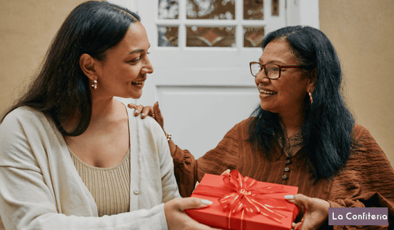 Sorprende a mamá en su día con detalles personalizados y llenos de cariño Madre recibiendo regalo de su hija