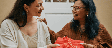 Madre recibiendo regalo de su hija