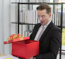 Hombre destapando un regalo