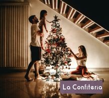 familia poniendo el árbol de navidad