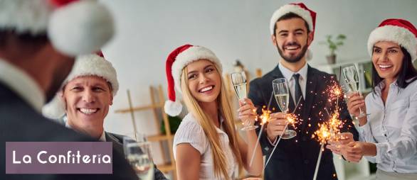 colaboradores celebrando en la empresa el fin de año