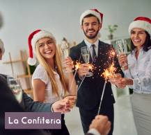 colaboradores celebrando en la empresa el fin de año