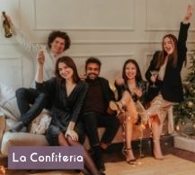 trabajadores disfrutando de la navidad en la oficina