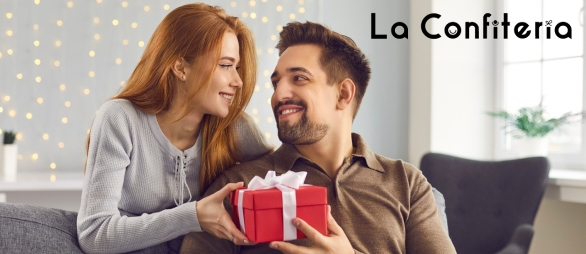 Pareja disfrutando de un momento especial con intercambio de regalos