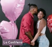 pareja feliz celebrando