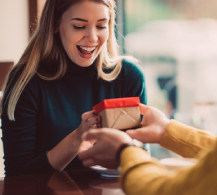 Dando un regalo importante