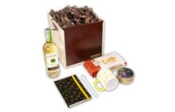 Caja con botella de vino gato negro, agenda, mug, galletas, esfero y dulces ingleses.