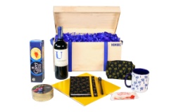 Caja con botella de vino gato negro, agenda, mug, cartuchera, esfero, galletas y dulces