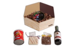 Caja en forma hexagonal de madera con botella de vino Santa Helena Picolo, papas pringles 37g, alfajores, dulces y tarjeta personalizable. 