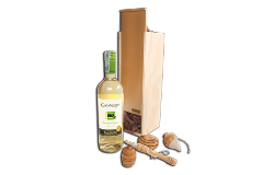 Caja con botella de vino gato negro blanco, juego en madera de trompo, un yoyo y una coca. 