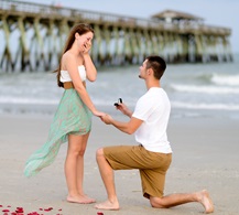 novio pide matrimonio en la playa