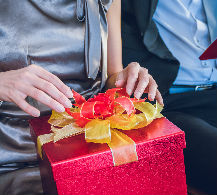 abrir regalos amor y amistad